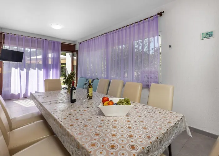 4 Bedroom Gorgeous In Lägenhet