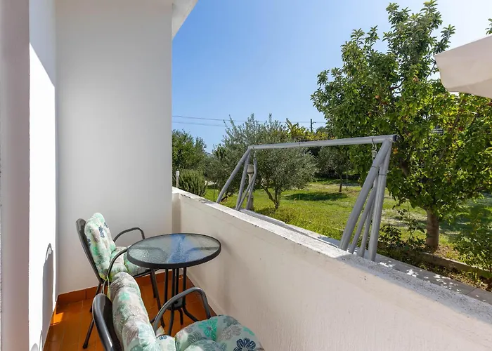 4 Bedroom Gorgeous In Lägenhet Banjol