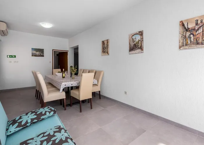 4 Bedroom Gorgeous In Lägenhet *