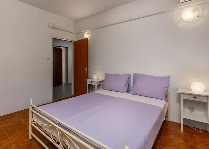 4 Bedroom Gorgeous In Lägenhet Banjol