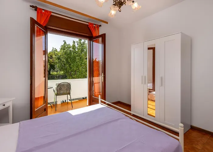4 Bedroom Gorgeous In Lägenhet Banjol
