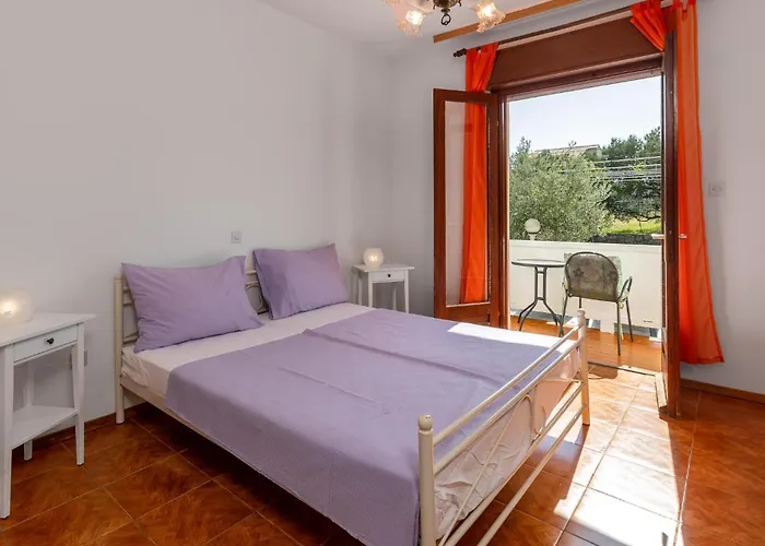 4 Bedroom Gorgeous In Lägenhet Banjol