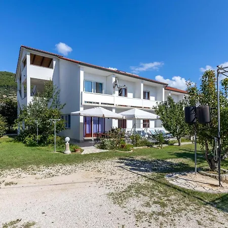 4 Bedroom Gorgeous In Lägenhet Banjol