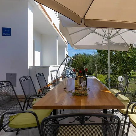 Lägenhet 4 Bedroom Gorgeous In Banjol