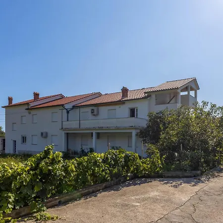 4 Bedroom Gorgeous In Lägenhet *