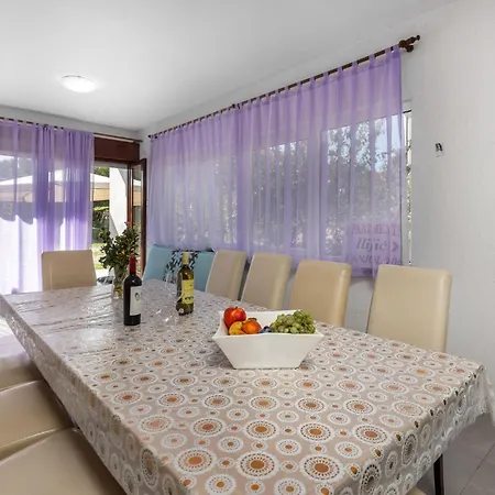 4 Bedroom Gorgeous In Lägenhet