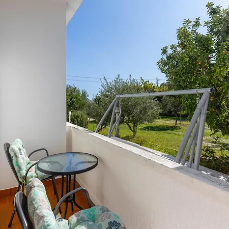 4 Bedroom Gorgeous In Lägenhet Banjol