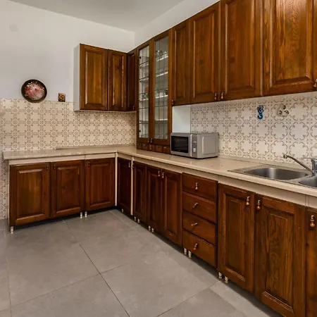 Lägenhet 4 Bedroom Gorgeous In Banjol