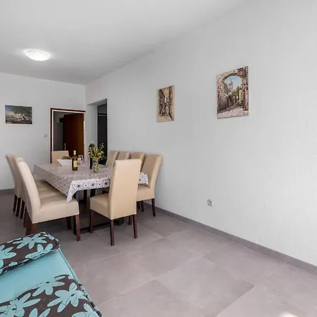 4 Bedroom Gorgeous In Lägenhet *