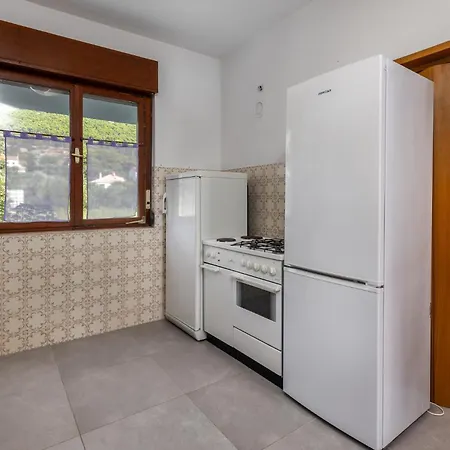 Lägenhet 4 Bedroom Gorgeous In Banjol