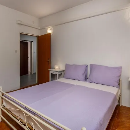 4 Bedroom Gorgeous In Lägenhet Banjol