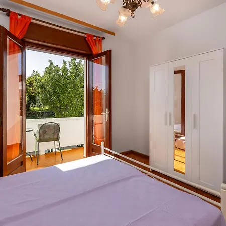 4 Bedroom Gorgeous In Lägenhet Banjol