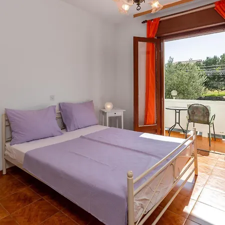 4 Bedroom Gorgeous In Lägenhet Banjol