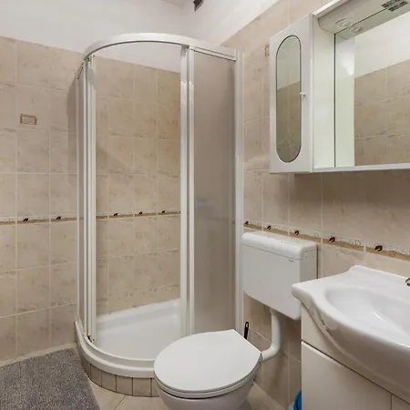 4 Bedroom Gorgeous In Lägenhet *