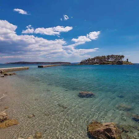 4 Bedroom Gorgeous In Lägenhet Banjol