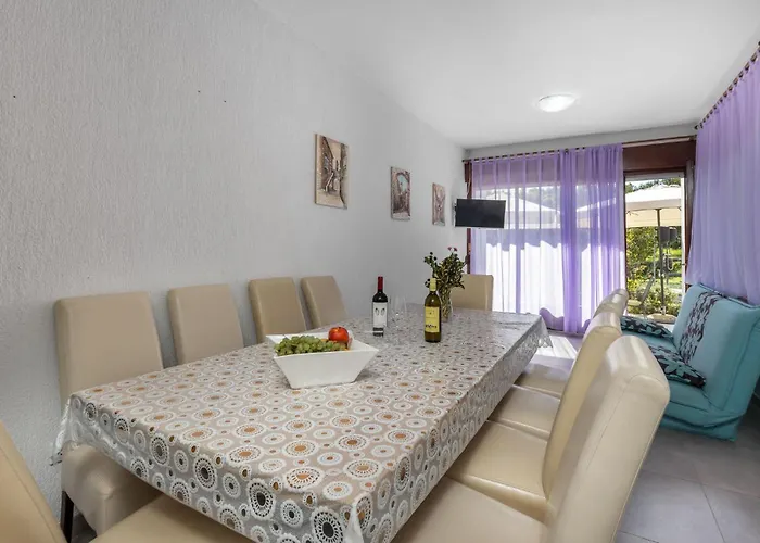 4 Bedroom Gorgeous In Apartment