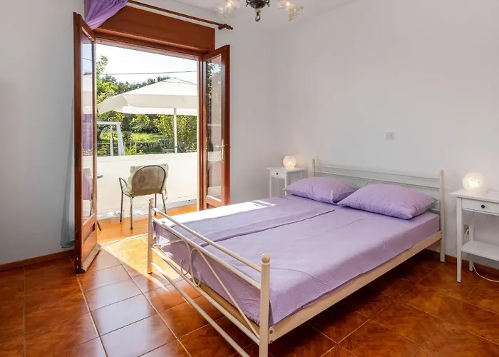 4 Bedroom Gorgeous In Apartment
