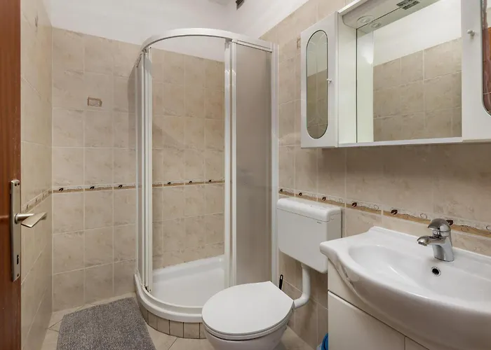 4 Bedroom Gorgeous In Apartment *